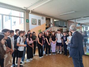 Alunni nell'atrio della scuola con il dirigente